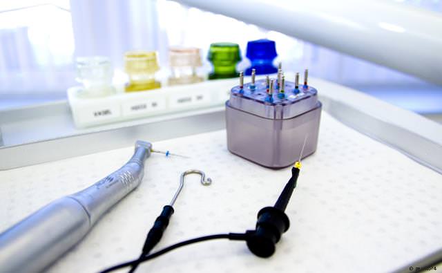 Moderne Geräte und Instrumente für die Wurzelbehandlung